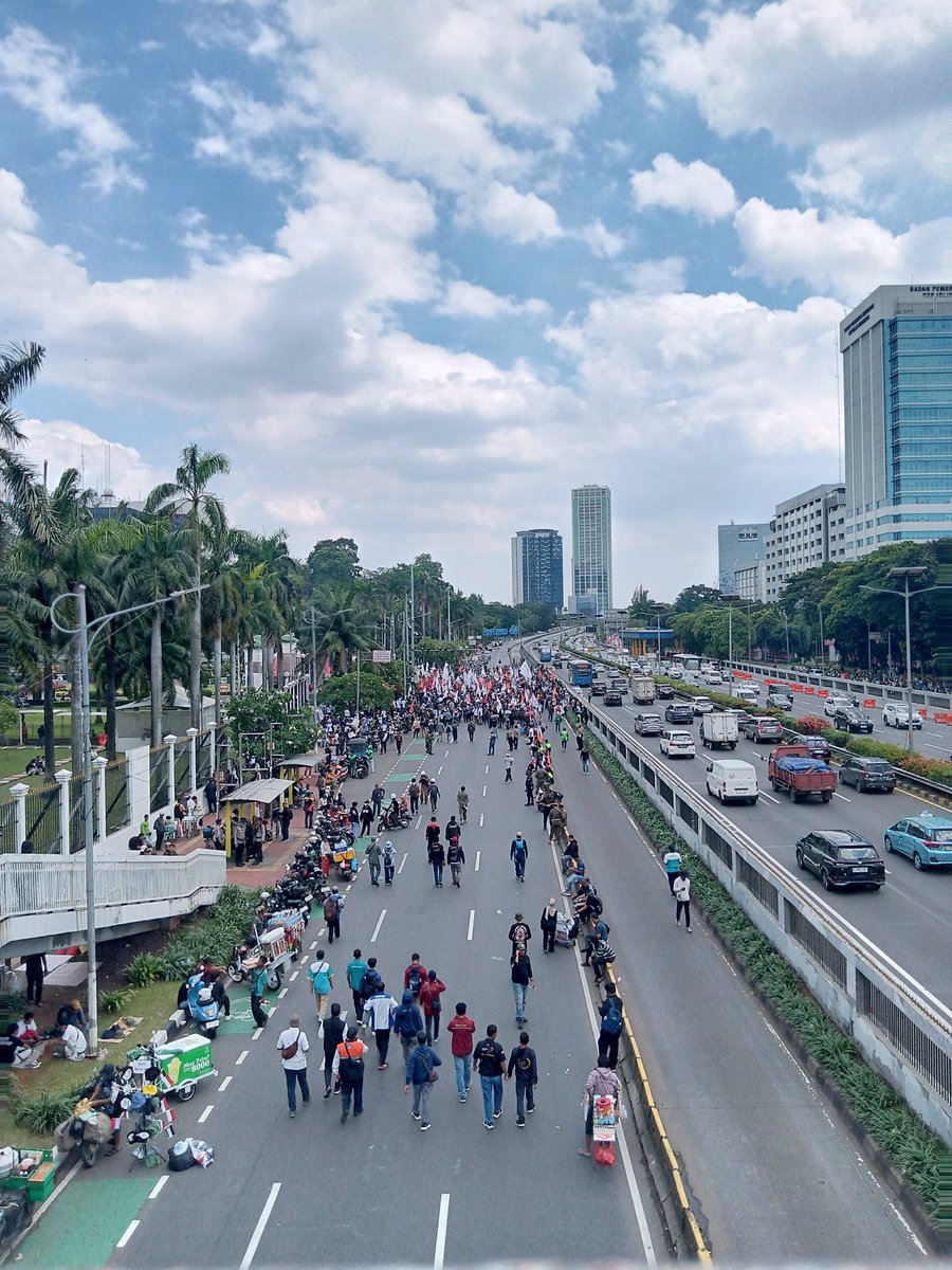 SonoraFM92's tweet image. 11.15 #InfoSonora

situasi demo Buruh di depan DPR . 

Via @MisterKul2