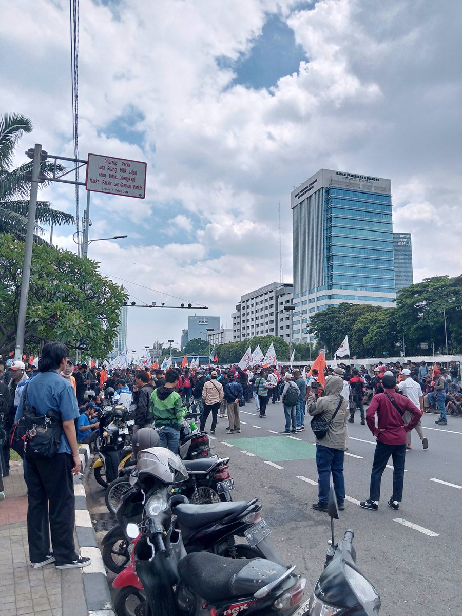 SonoraFM92's tweet image. 11.15 #InfoSonora

situasi demo Buruh di depan DPR . 

Via @MisterKul2