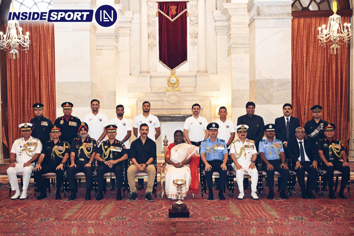 InsideSportIND's tweet image. John Abraham with his Durand Cup winning team Northeast United FC called upon the President of India Shrimati Droupadi Murmu at Rashtrapati Bhavan in Delhi 🏆⚽

📸: Droupadi Murmu/ X

#DroupadiMurmu #JohnAbraham #NEUFC #Insidesport #IndianFootball #Champions #Football