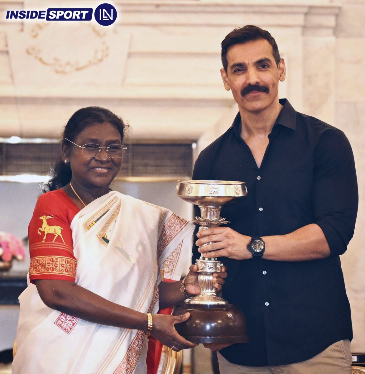 InsideSportIND's tweet image. John Abraham with his Durand Cup winning team Northeast United FC called upon the President of India Shrimati Droupadi Murmu at Rashtrapati Bhavan in Delhi 🏆⚽

📸: Droupadi Murmu/ X

#DroupadiMurmu #JohnAbraham #NEUFC #Insidesport #IndianFootball #Champions #Football