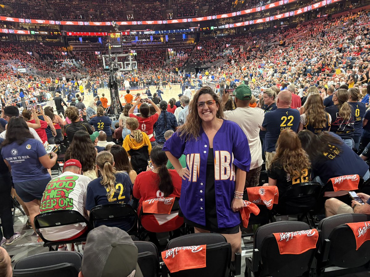 theaa_steff's tweet photo. In absolute DENIAL that my 5th year teaching is starting and the #WNBA SEASON IS ALMOST OVER.  Any #wbb #UConn #WNBA homies want to help me share or donate to my wishlist so I can set up my new 5th graders up with some essentials INCLUDING some new (sports) books!! 💛💛🫶🏻 🏀 📚 https://t.co/j6quOhNWX9