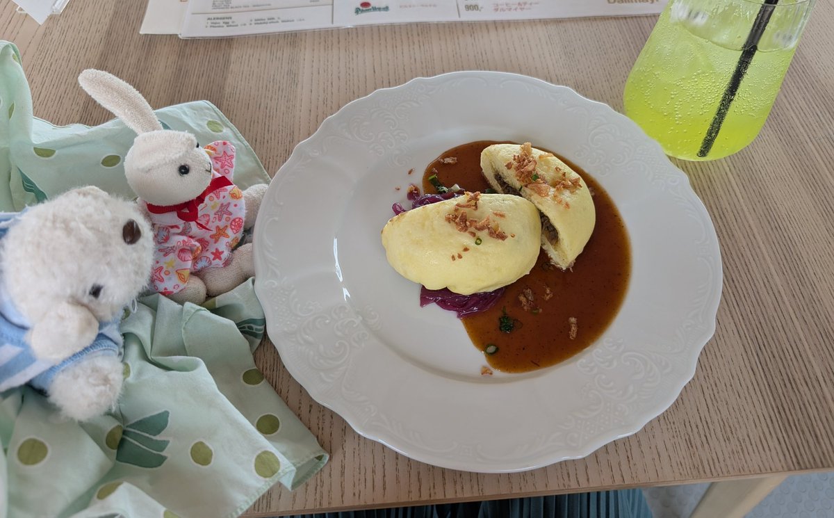 チェコのレストラン、鴨のローストの中華まん的なやつ（ただしソースはお好み焼きソース）