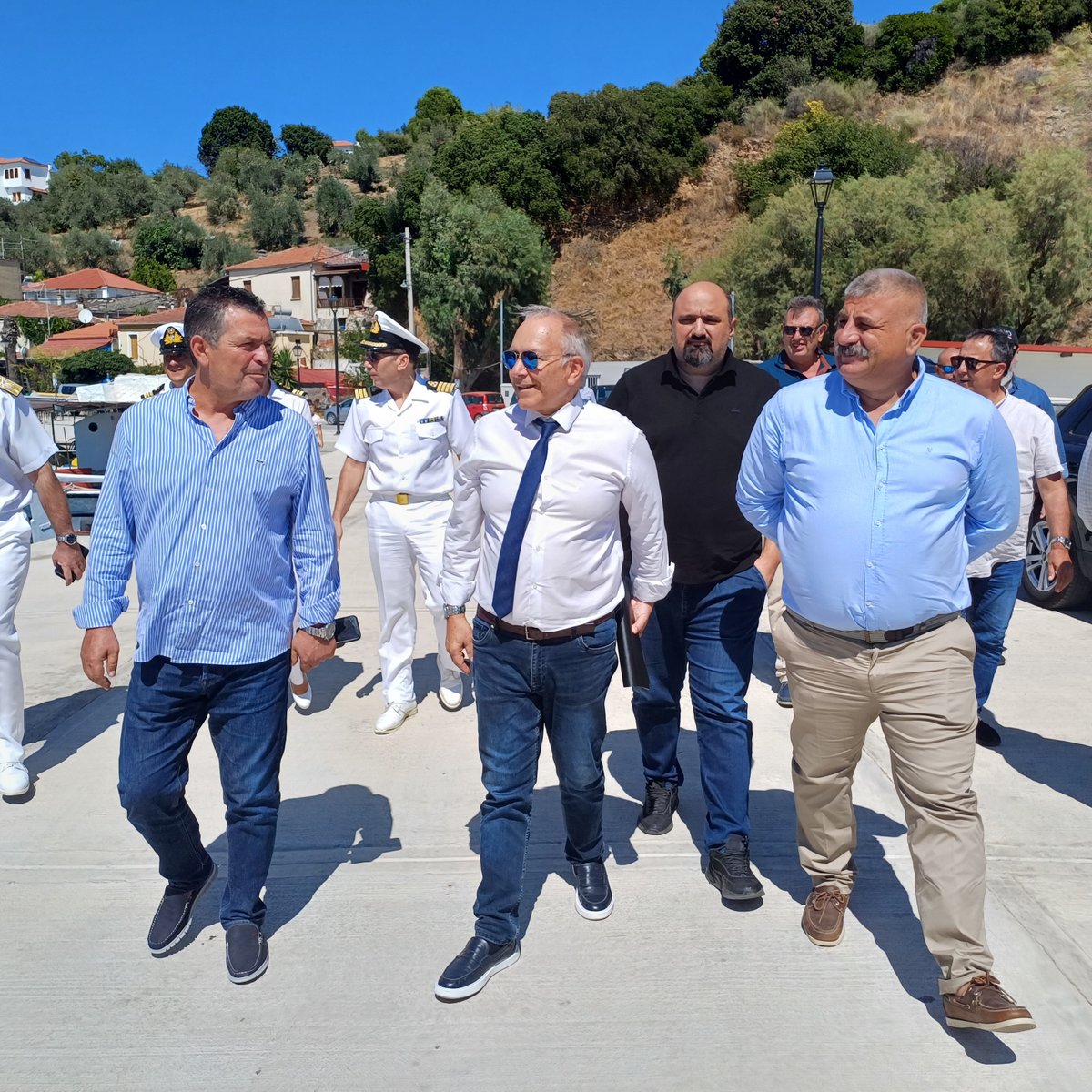 DimosNPiliou's tweet photo. Εντυπωσιασμένος από το νέο Λιμάνι του Πλατανιά ο Υφυπουργός Ναυτιλίας και Νησιωτικής Πολιτικής @mmitzicos @naftilias #DimosNotiouPiliou #MunicipalitySouthPelion #Platanias #limani https://t.co/QEReAcA2CZ https://t.co/nncrnQkL8h