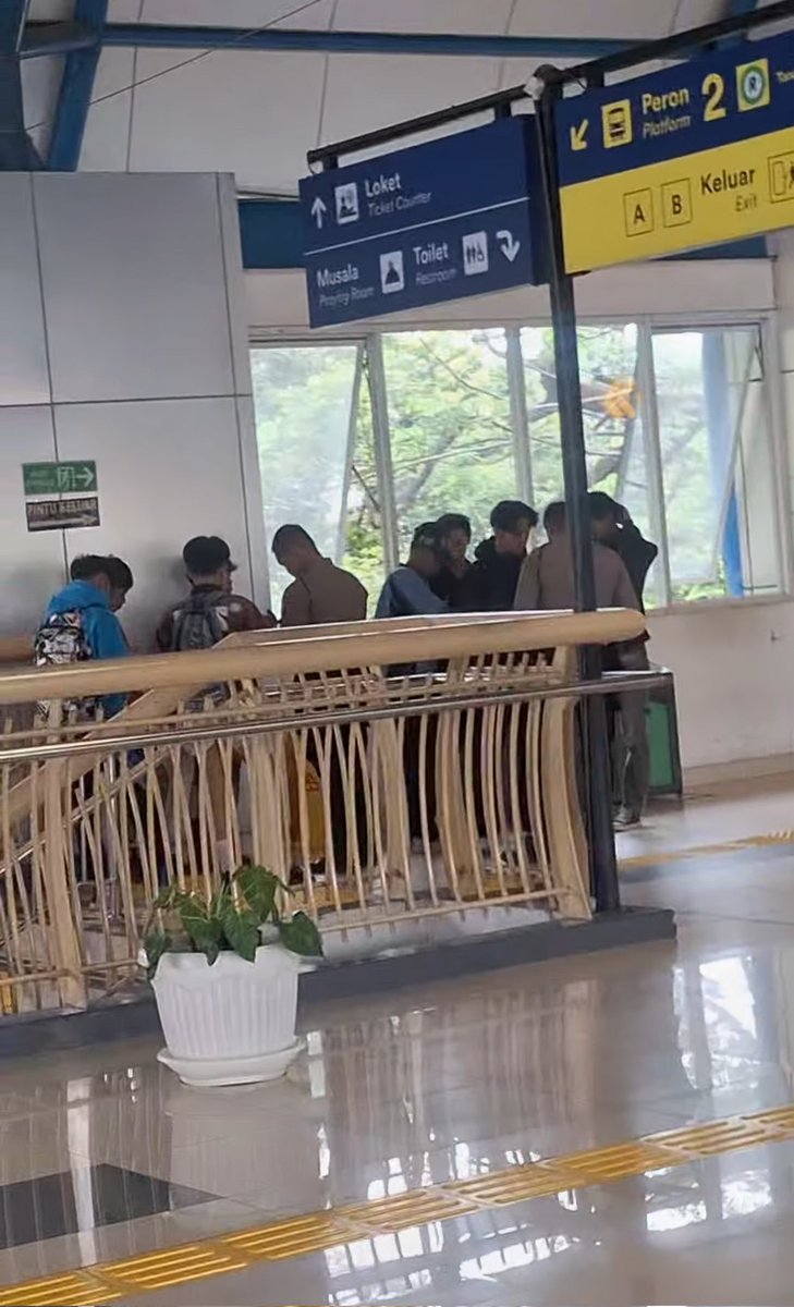 Sejumlah polisi berjaga dibeberapa stasiun sekitar DPR RI. Para demonstran dihadang