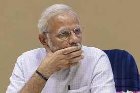 गोदी मीडिया के स्टूडियो में लपक लपक के पॉडकास्ट कर खबरे प्लांट कर मुद्दे भटकाने वाले एक समय तड़ी पार रहे इतिहास के विद्यार्थी श्रीमान <a href="/AmitShah/">Amit Shah</a>  जी क्या दिल्ली और गुजरात के विश्वविद्यालय को अपने इस होनहार छात्र पर गर्व नहीं है ? क्या आपने देश की संसद में फ़र्ज़ी डिग्री दिखाई ?