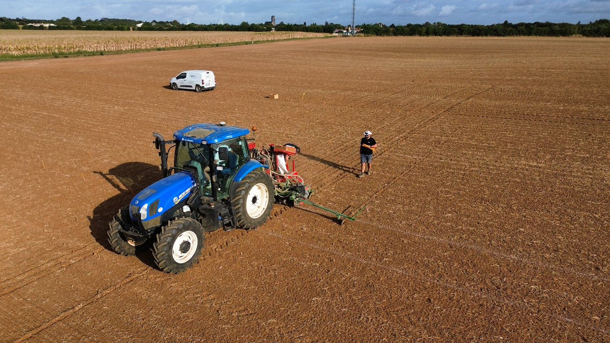 Hier c’était semis de la plate-forme Colza du <a href="/CDPMagri/">CDPM</a>. Sur ce site, essai fertilisation, variétés et densité, on croise les doigts pour la pluie 🤞🤞🤞. 
Des références locales pour nos adhérents de #plaine et #bocage.