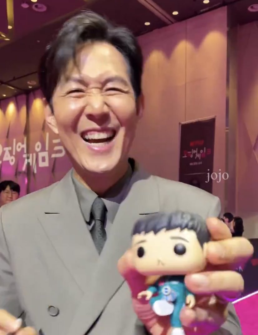 him reacting to his own figurines might be my favorite genre actually