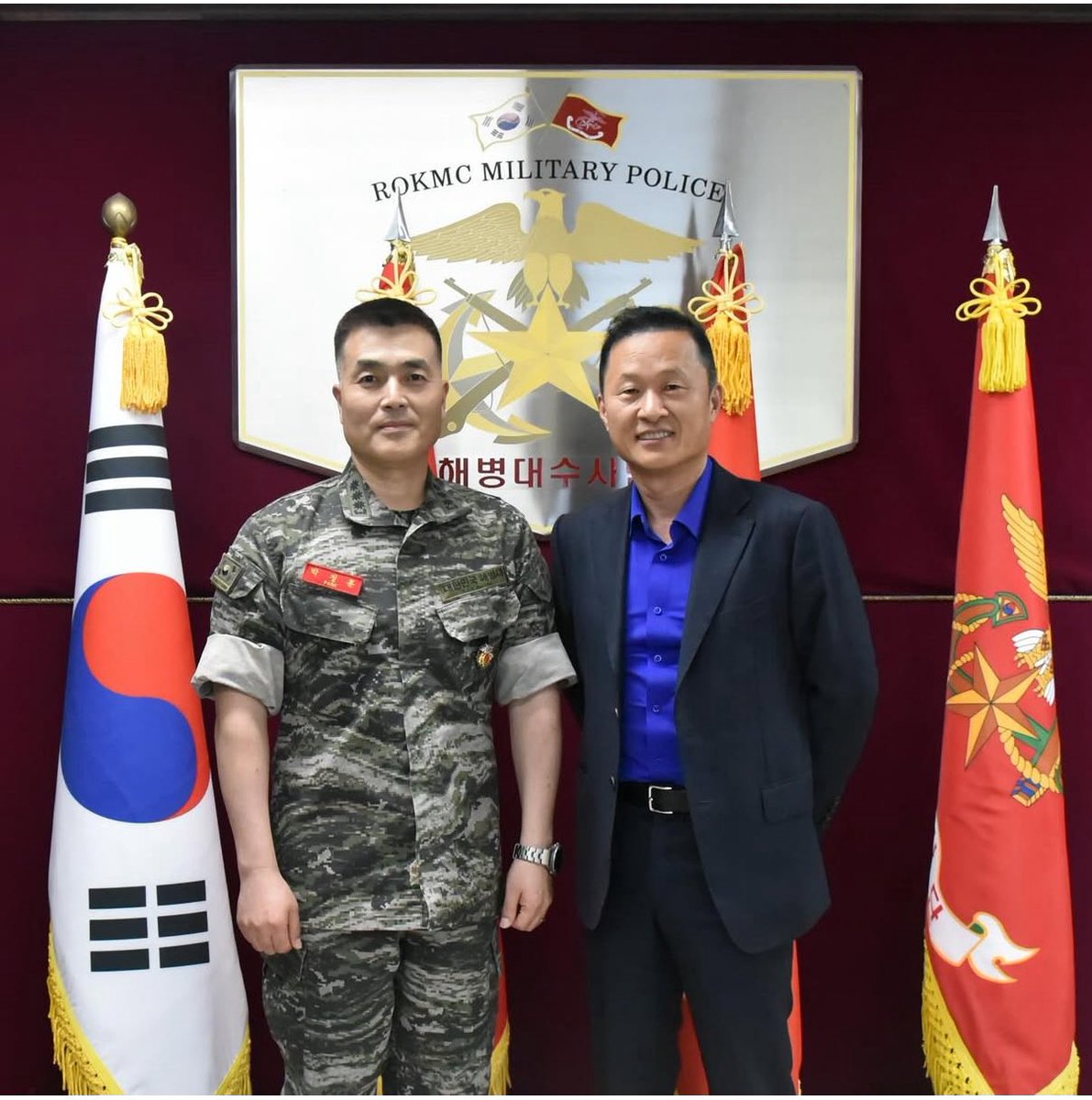 둘 다 최대한 활짝 웃은 표정임