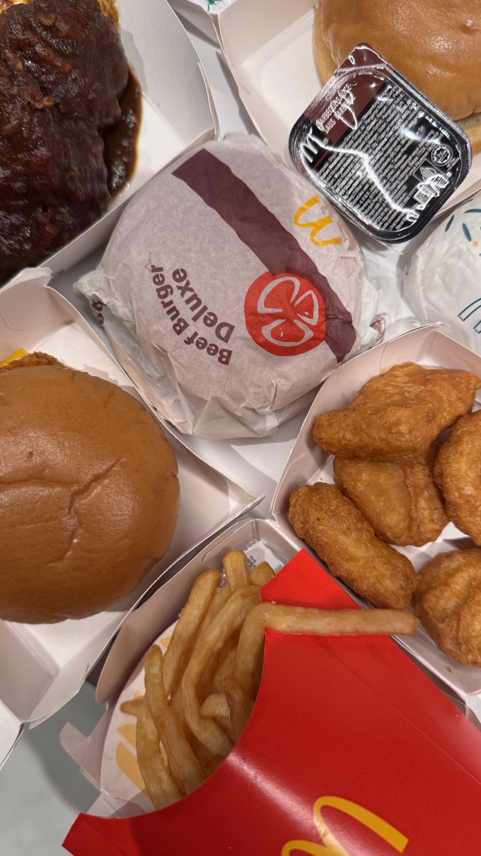 Ada dua tipe orang pas gajian: yang nabung, dan yang jajan McD cashback GoPay 50% tanggal 28–29 Agustus. Tebak gue yang mana 😅