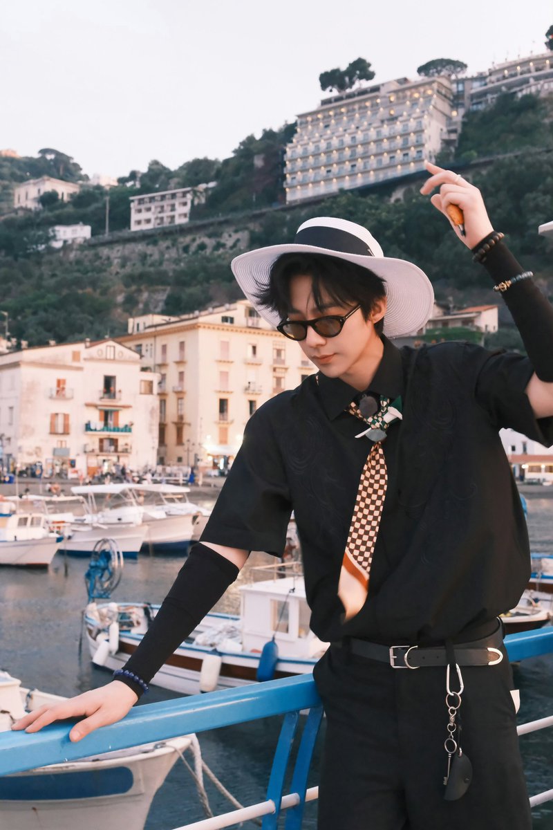WeTVOfficial's tweet photo. Behind the sunglasses hides a soul that can turn any moment into laughter. 😎🤣

🎬#WowTheWorld is streaming now on WeTv.

🥰Get more exciting content from #LiuYuning on WeTV! 

🔗👉 https://t.co/bZjqI6C6qu

#刘宇宁 #地球超新鲜 #WeTV #WeTVAlwaysMore https://t.co/5XZa0LDJLK