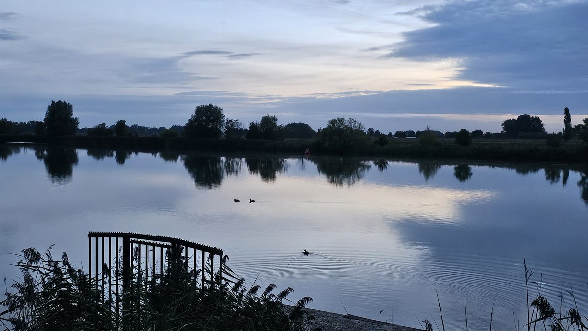 Motormiss's tweet image. Blauw is het bootje in het blauwe uurtje. De nacht verdwijnt en het eerste licht geeft op de Afgedamde Maas een mooie weerkaatsing. Weinig kleur en veel bewolking kondigen de weersomslag aan
#Andel #Altena #afgedamdemaas #zonsopgang #blauwuurtje