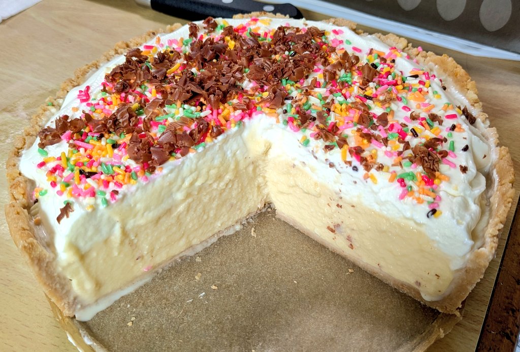 昨日作ったココナッツクリームパイの断面
両親と食べています
残りは今日の配信中に食べます
#めし処じっかちゃんち