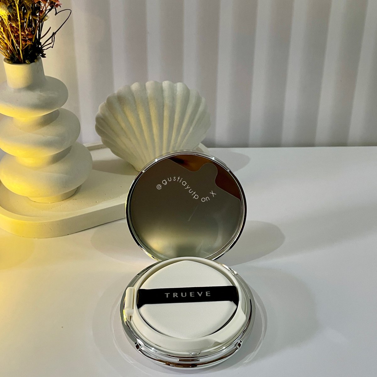 gustiayutp's tweet image. BEST BUYING OF THE MONTH :

     ˚𐙚 .⋆ CUSHION TRUEVE ⋆. 𐙚 ̊

finishnya matte, medium to high coverage, ringan, minim oksidasi.