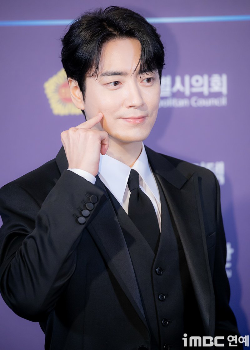 imbcenews's tweet photo. [포토] 이준혁, 특별 볼콕시도 
#뉴시스 #NEWSIS #이준혁 #Leejunhyuk 
#2025K엑스포 #KEXPO #포토월_250828 [iMBC연예]

배우 이준혁이 28일 오후 서울 소공동 롯데호텔에서 열린 ‘제7회 뉴시스 한류엑스포’(2025 K-엑스포) 행사에 참석해 포즈를 취하고 있다.

⬇️고화질 Click Plz⬇️
https://t.co/mkBz0GSCSd
