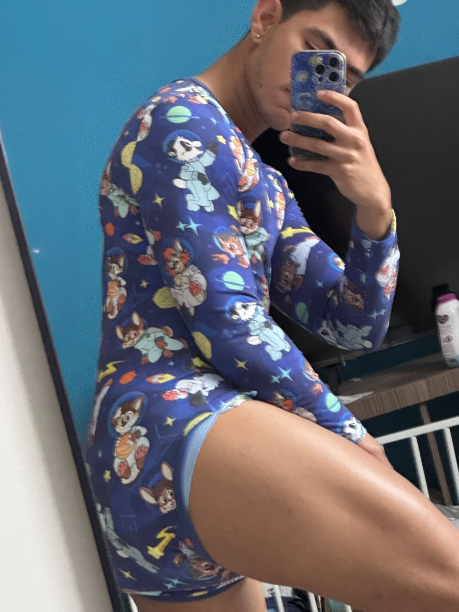 Pat my butt pls 👋🏼