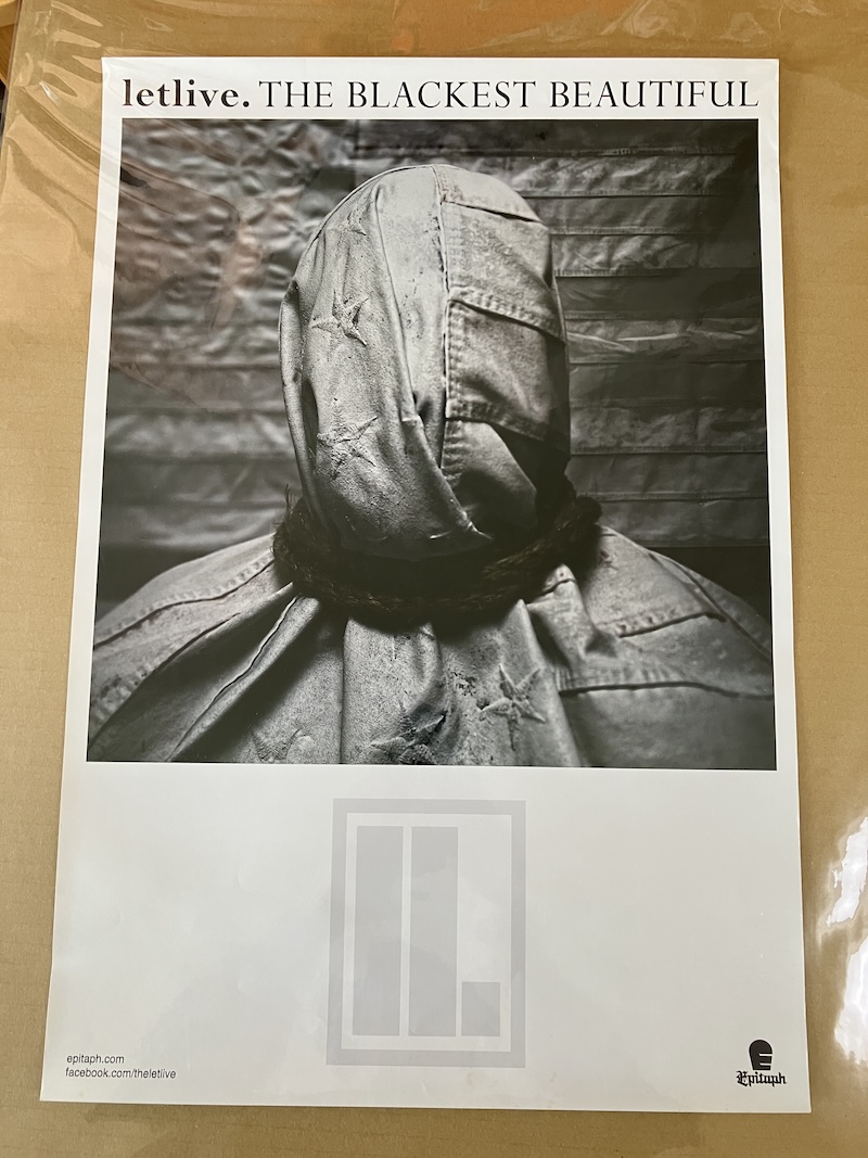 PJW_OFFICIAL's tweet image. 打ち合わせに来てくれた人の大半が
ドン引きするポスターを掲げて仕事をしている

#letlive