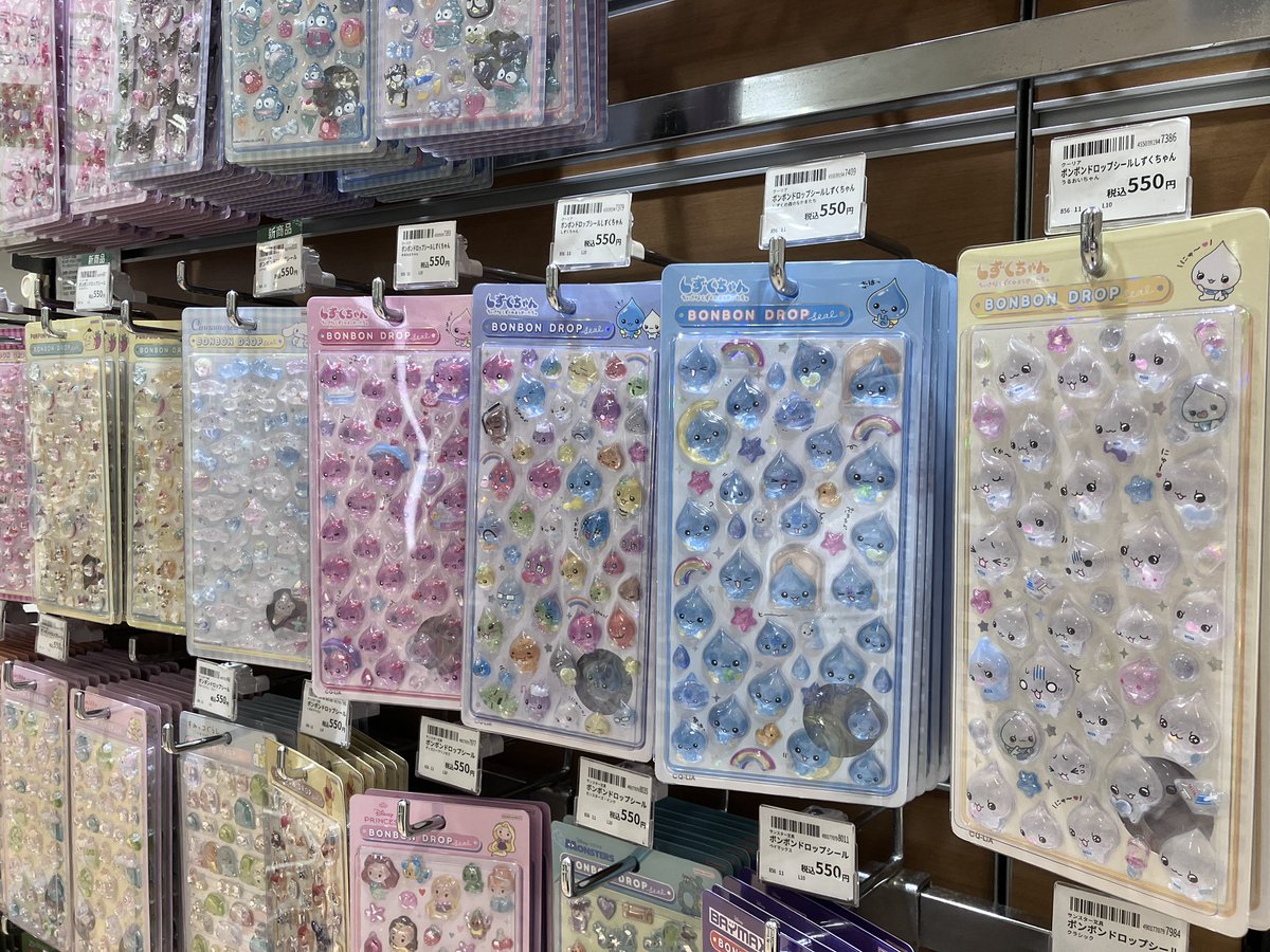 ✨＼在庫復活／✨ 人気で品切れでおりました #ボンボンドロップ シール #しずくちゃん シリーズ、入荷しました💧 その他サンリオやディズニーキャラの  #ぷくぷくシール も多数ございます✨ 7F 11番柱 シールコーナー