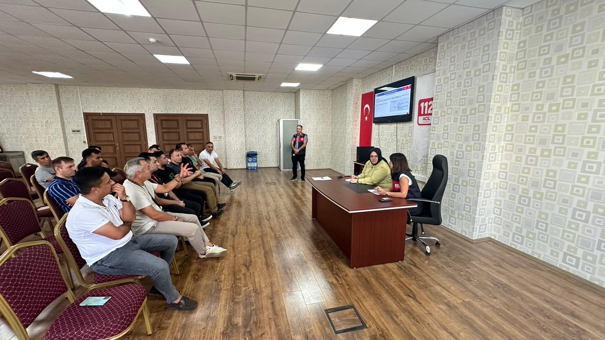 Mersin112acm's tweet image. 📌Hizmet İçi Eğitim &amp;amp; Değerlendirme Toplantısı Müdürümüz Ebubekir KARAHAN başkanlığında,Jandarma ile Sahil Güvenlik çağrı yönlendiricileriyle değerlendirme toplantısı yapıldı.Akabinde toplantıya katılan personele Harita ve ELS (Hassas Konum)Kullanımı eğitimi verildi.@112teknumara