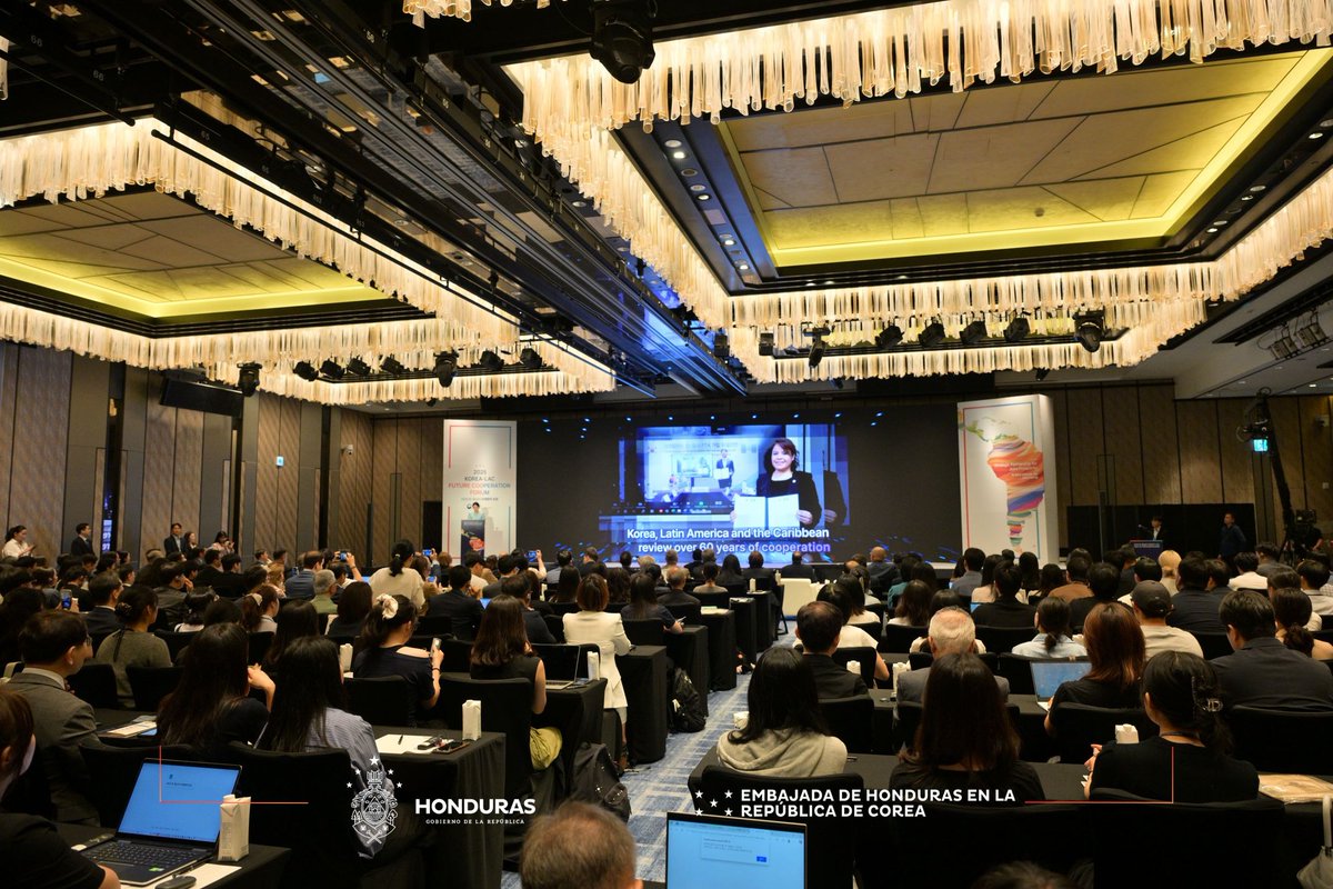 HondurasenCorea's tweet photo. 🇭🇳🤝🇰🇷 El Embajador Rodolfo Pastor, participó en el Korea-Latin America Future Cooperation Forum 2025 en Seúl.

Honduras reafirma su compromiso con una alianza estratégica entre Corea y América Latina en comercio, innovación y desarrollo sostenible. 🌎✨

#HondurasEnCorea https://t.co/18LiyLmqEo