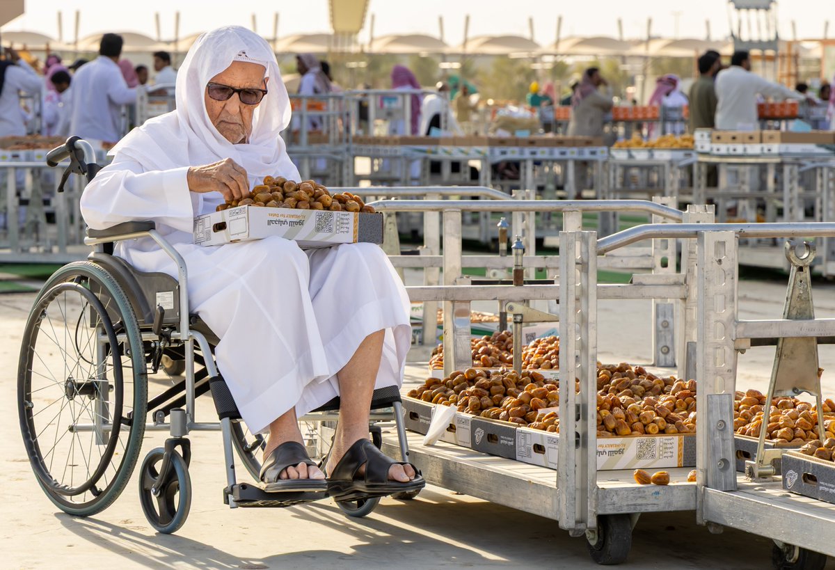 للذكريات ..
 ولعنيزة و لسعفها .. و لنخيلها حكايات بالدغيثرية والغزيلية والغابية وحايط المسهريّة . صوت سواقي الماء من "البـَرْكة" له رنة مثل رنة الدنانير ، يروي تمورنا حياة ، ويروي نفوسنا حب لـ #عنيزة . وعنيزة #من_ثراها عشق نعيش به ونتنفسه أنسام .
#موسم_عنيزة_الدولي_للتمور
