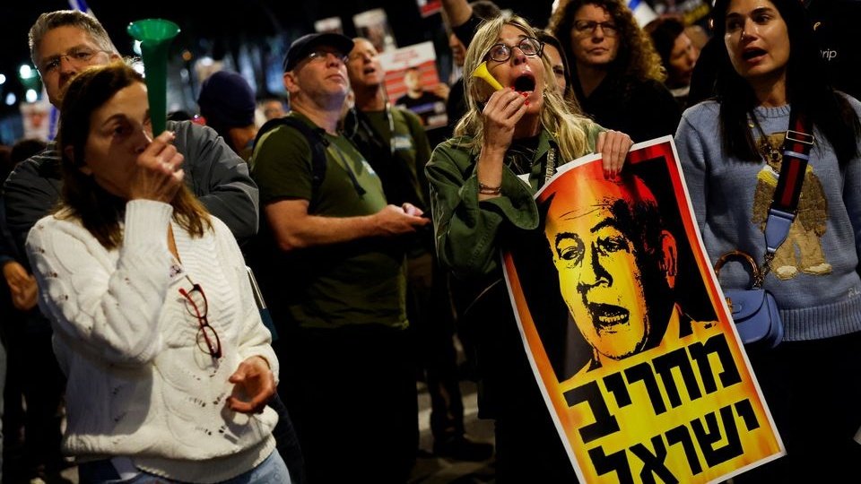 תושבי הארצות הכבושות; מה לדעתכם נתניהו יעשה לכם? האם ידעתם שתיאודור הרצל, מייסד התנועה הציונית הפוליטית, נרצח על ידי הציונים עצמם? כן, גורל דומה לזה של הרצל ממתין לכם, תושבי ישראל, על ידי נתניהו. לפני שיהיה מאוחר מדי, התרחקו מהמשטר המזויף הזה וחזרו למדינותיכם.