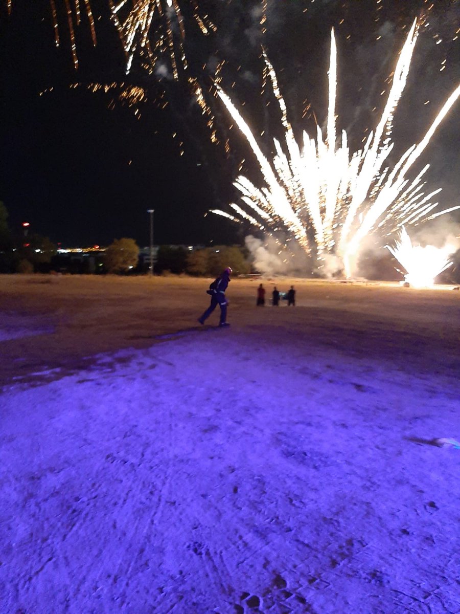 Seguimos con nuestra colaboración en las fiestas de San Sebastián de los Reyes, anoche dispositivo preventivo fuegos artificiales, intervenimos con B1 y PC4, bomba forestal pesada y bomba ligera.