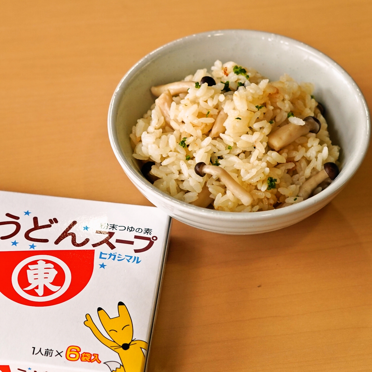きのこの炊き込みごはんも「うどんスープ」にお任せください🦊🍚
洗ったお米1合にお水を通常の目盛までいれて、うどんスープ1袋としめじ50gを炊飯器に入れてスイッチを押すだけ！
炊けた後、蓋を開けた時の香りがたまりません…
炊き込みご飯のときは1合にうどんスープ1袋と覚えていただくと便利です😊