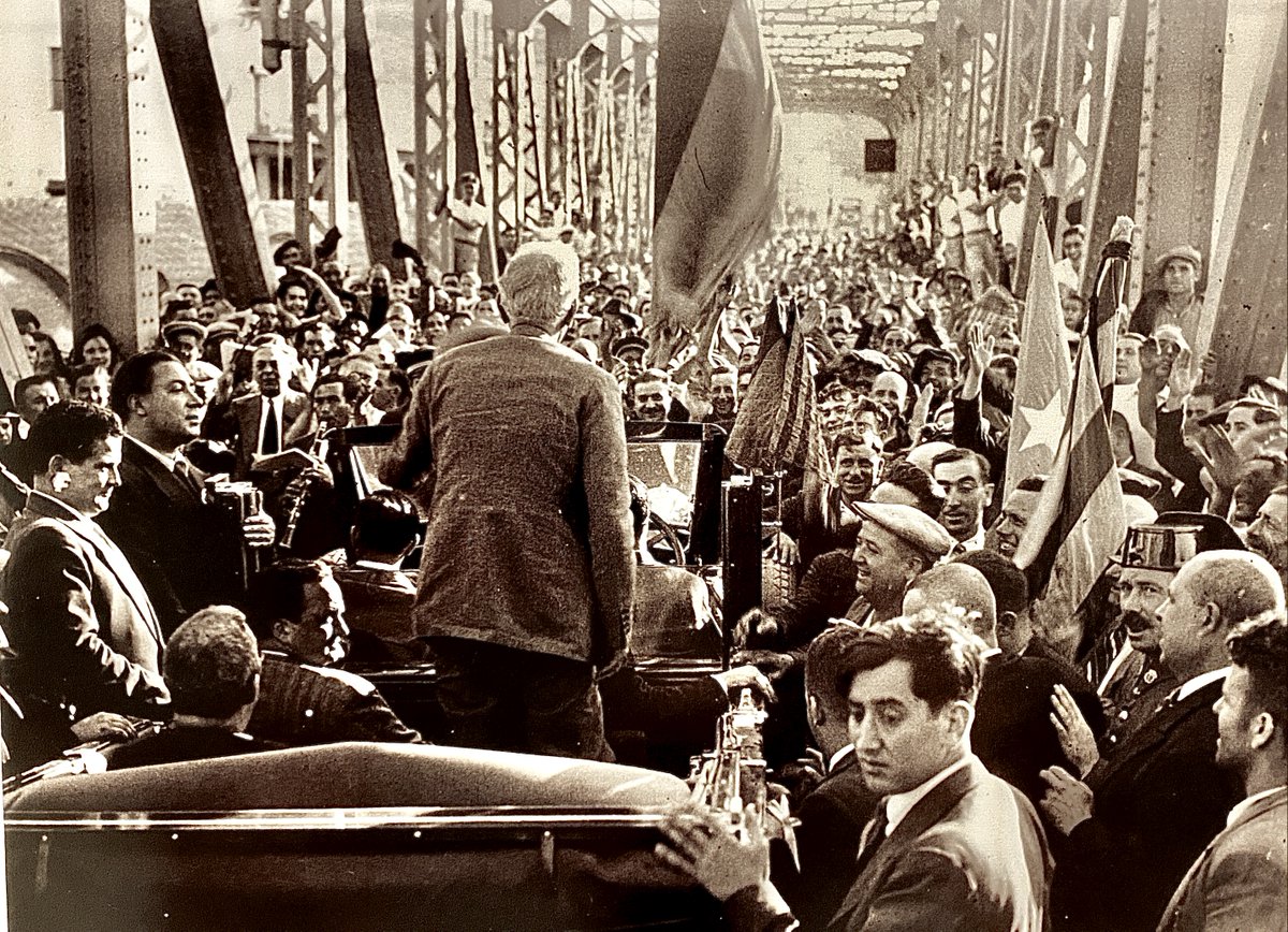 Efemèrides: tal dia com avui de 1933 va visitar Móra d'Ebre el President Francesc Macià. A la imatge es veu el pont de ferro i una gentada que l'acompanyava. Al desembre d'aquest mateix any moriria, als 74 anys #efemerides #història #móradebre