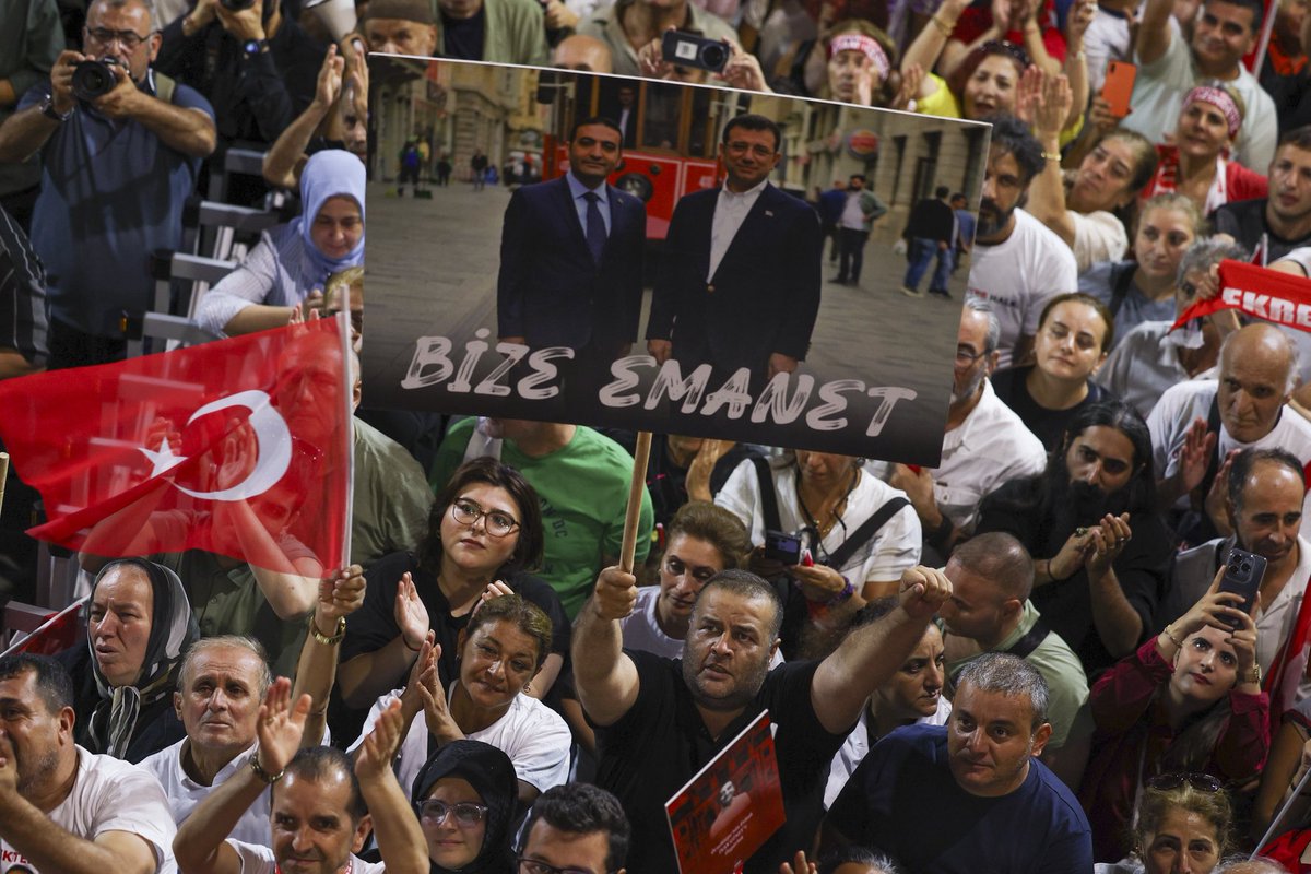 Cumhurbaşkanı Adayımız Ekrem İmamoğlu, Beyoğlu Belediye Başkanımız İnan Güney ve tüm tutuklu yol arkadaşlarımız için Genel Başkanımız Sayın Özgür Özel liderliğinde Beyoğlu’ndan 50. kez sesimizi yükselttik. 

Adalet ve özgürlük mücadelemizde yan yanayız, hep birlikte kazanacağız.