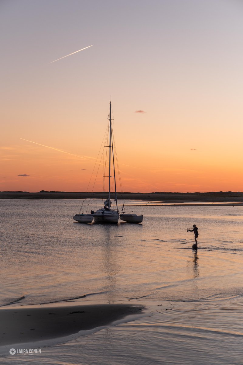 Vorige week eindelijk weer de camera mee tijdens het fietsen, en als je dan vervolgens dit tegenkomt dan moet je gewoon even stoppen… 💛📸 #Terschelling #zonsondergang #groenestrand