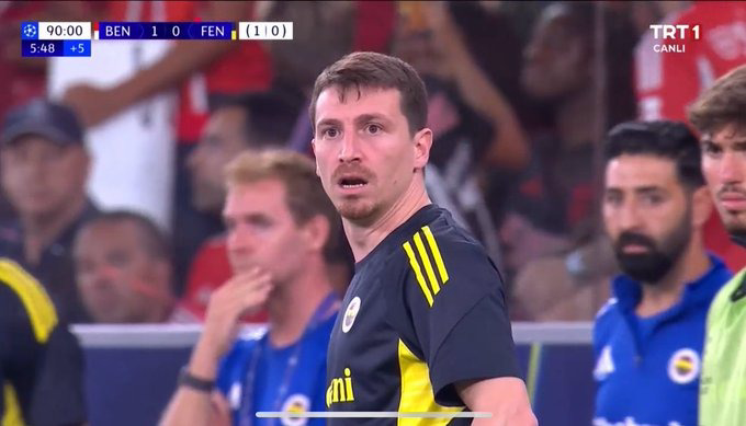 How did Mert Hakan Yandaş, who was not in the squad, enter the field while the match was being played? <a href="/ChampionsLeague/">UEFA Champions League</a> <a href="/UEFAcom/">UEFA.com</a> 

Kadroda olmayan Mert Hakan Yandaş, maç oynanırken sahaya nasıl girdi ?

Kerem Aktürkoğlu #BENvFB Wilfried Singo Jose Mourinho Lammens Bissouma