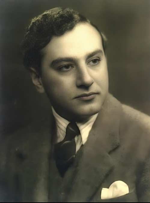 ایشون"دیوید درومانده" 
همون شازده حمید میرزا.
انگلیسیها #رضاشاه که میندازن بیرون، ممدرضا اینقدر که شوت بوده میرن سراغ این شاهزاده قجری.
میخواستن شاهش کنن میبینن فقط انگلیسی و ترکی بلده!
خلاصه آقاحمید اگه درحد همین "نورزهرا" فارسی بلد بود، الان نوستالژی #پهلوی_برمیگرده نداشتیم🤭