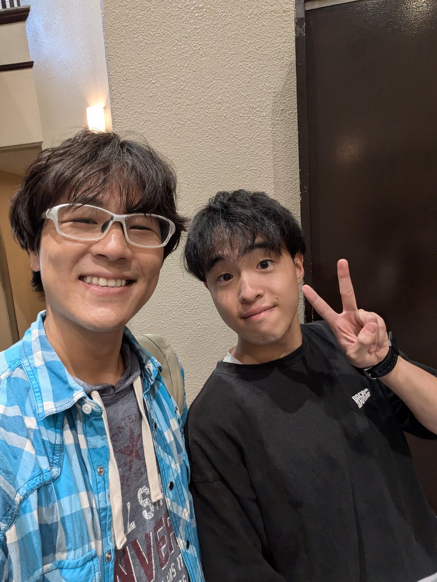 台本の無い舞台
『ちょうどいい入口』を見てきました

役や演出がないからこそリアルが目の前で展開され、個人的にはリアリティーショーのような不思議な時間を過ごしました

公演後の感想·質問会はもっと広がればいいのになー

お写真は演出助手を務めた映楽さんと📸
#ちょうどいい入口