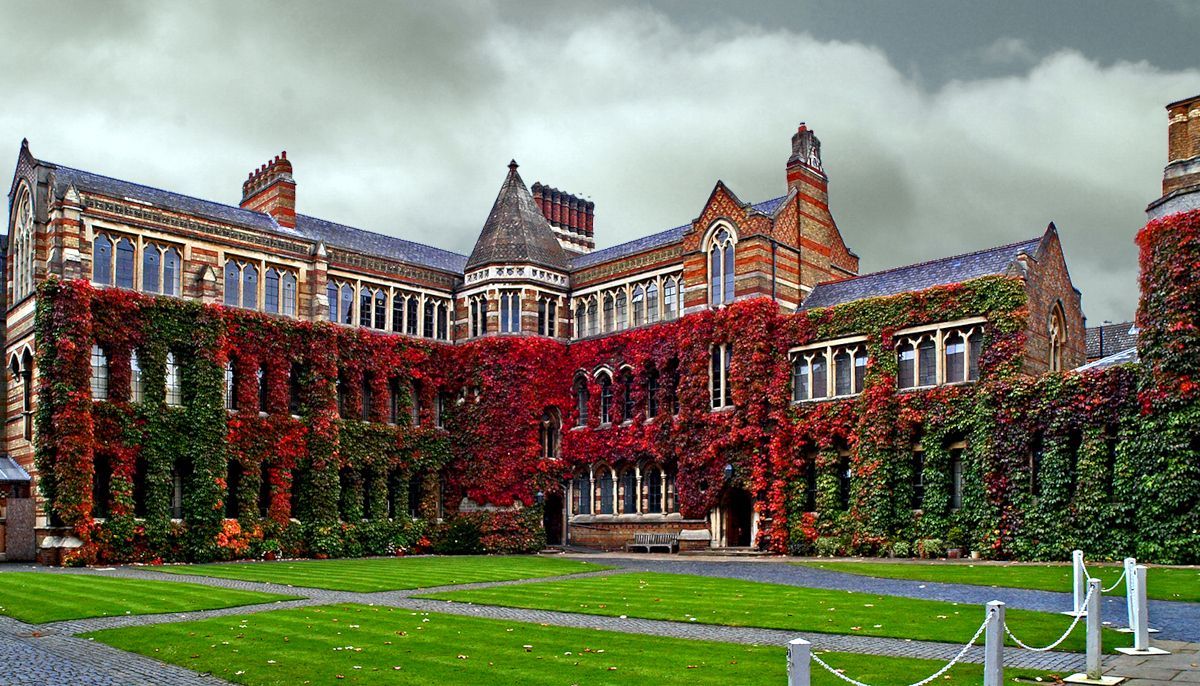 SchoolTrunk's tweet photo. The School Trunk team is busy! At Cheltenham Ladies’ College, we're on day 2 of crate redelivery, while another team heads to Rugby School. Both have challenges, but we're confident in efficient completion. Who will finish first? Place your bets! 🚚 #SchoolTrunk #CrateDelivery https://t.co/KODuRjv1La
