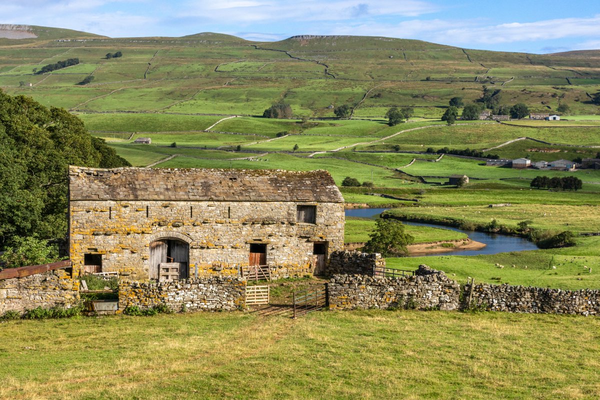 yorkshire_dales's tweet image. Every day we share some of our favourite views of the #YorkshireDales with you 💚 We love this view of an old field barn in #Wensleydale taken yesterday - what a cracking morning 🌞
 
📷 Wendy Mcdonnell I #GetOutdoors #StepIntoNature