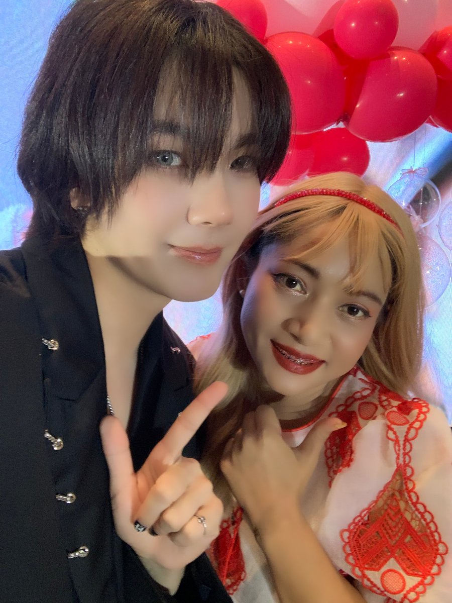 ปกติไม่ค่อยมองว่าน้องบิวสวยนะ เพราะมองว่าน่ารักมากกว่า แต่ตอนได้รูปนี้มา อห โคตรสวย สวยมาก เครื่องหน้าทุกส่วนสวยกว่าผู้หญิงอีก (เอ๊ะ หรือเราไม่สวย😂) ที่สำคัญ คือจริตที่เป็นธรรมชาติ มีเอกลักษ์เฉพาะตัว นี่และที่ชอบที่สุด แต่ไม่ว่าน้องบิวจะขายสวย ขายหล่อ หรือน่ารัก ก็ยังจะซื้อ