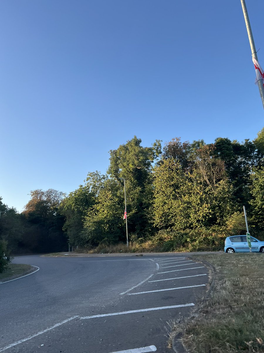 mxson1998's tweet image. London road in Hertford done every single lamppost the entire way. Looks great whoever did it! Feels like I’m driving in England again