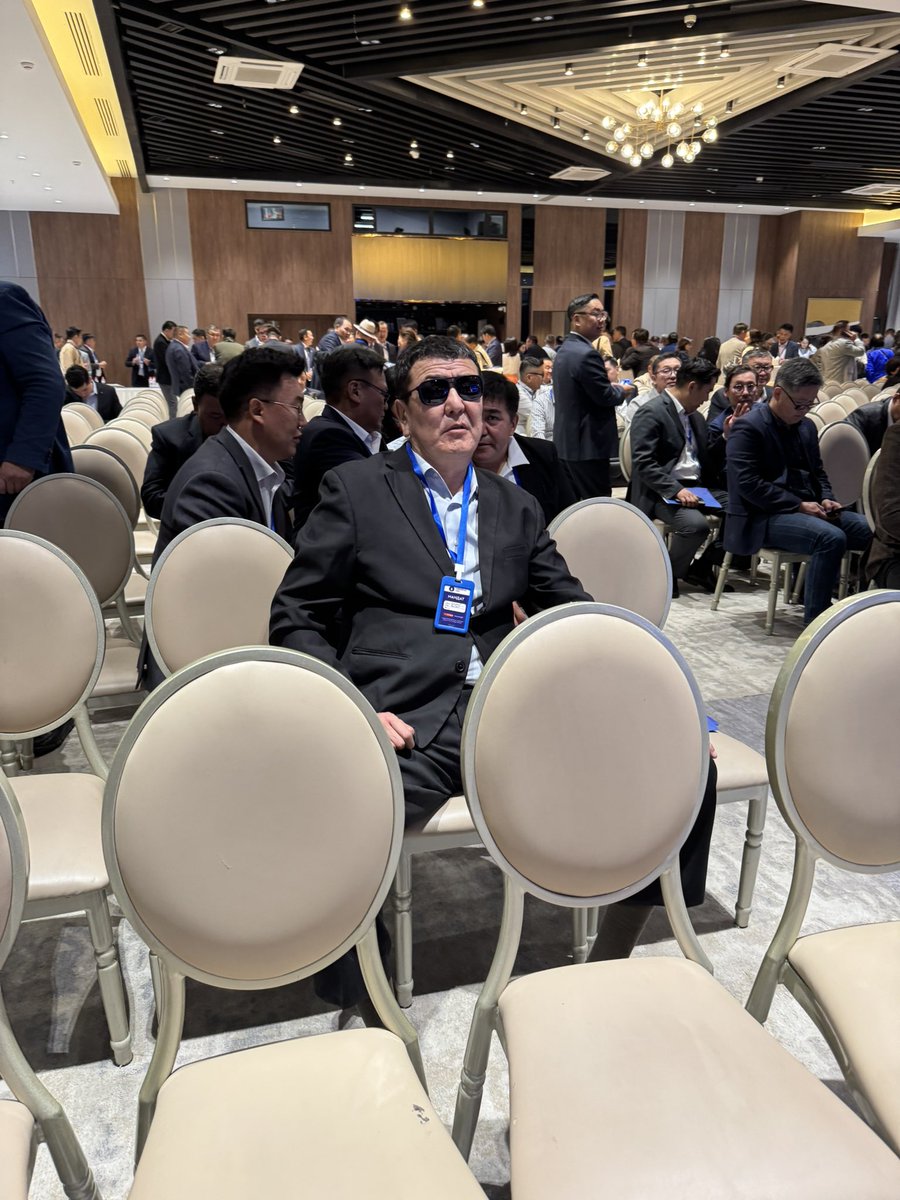 Ардчилсан нам өнөөдөр фашистууд, нацистууд, коммунистуудаасаа сална. Ардчилсан нам Кремлийн гар, хөлүүд, цус ярьсан Бээжингийн нохдуудаас сална. 
(Ардчилсан нам ҮБХ хурал)