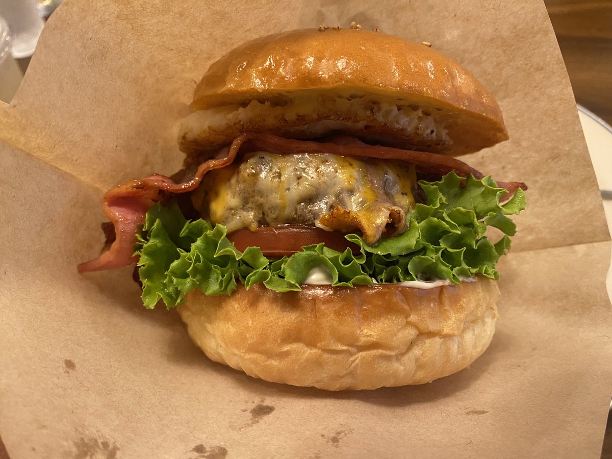 RyukyuRider's tweet image. 沖縄 北谷にある「IMUA」で食事。頼んだのはベーコンチーズバーガー🍔メッチャ美味いぞ👍👍👍

今度はモトブログで撮影したい😁

@tanayun098 さん美味しかったです👍
また、行きます。

#チーズバーガー #北谷 #IMUA