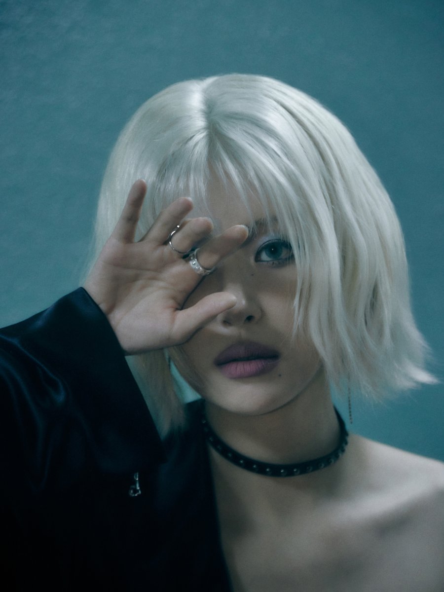 TofuPopRadio's tweet photo. คัมแบ็ค #SUNMI 🎸🔥ให้ ‘BLUE!’ เป็นเสียงสะท้อน และสีตัวแทนของทั้งความสดใส และความหดหู่ กับซิงเกิ้ลใหม่และลุคสุดเปรี้ยวที่คิดถึง

Blue!" เป็นคำที่มีความหมายซับซ้อน หมายถึงได้ทั้งความหดหู่ ความเศร้า และในเวลาเดียวกันก็หมายถึงความสดใสของวัยเยาว์ เพลงนี้ถ่ายทอดความเปล่งประกายอันงดงาม แต่แฝงไปด้วยความหวาดหวั่น และความไม่แน่นอนของวัยเยาว์

ศิลปินสาวร้องเพลงโดยถ่ายทอดความรู้สึกที่แท้จริงของเธอในช่วงเวลานั้นออกมา เพลงนี้จึงแสดงแก่นแท้ของเพลง 'Sunmi Pop' ออกมาผ่านการแสดงออกทางประสาทสัมผัสที่กล้าหาญแต่มีเอกลักษณ์

เธอที่มีส่วนร่วมกับการเขียนเพลงเช่นเคย ยังได้เพิ่มสัมผัสอันแสนชวนฝัน และบางเบาตามเสียงดนตรี สะท้อนถึงเสียงสะท้อนภายในที่ไม่มั่นคงได้อย่างชัดเจนยิ่งขึ้น ความรู้สึกสิ้นหวังและความหวั่นไหวในวัยเด็ก ผสานกับอิสรภาพและความหวังที่ผุดขึ้นมาในนั้น สะท้อนถึงความสดใสและความไม่สมบูรณ์แบบของวัยเยาว์ได้อย่างละเอียดอ่อน เช่นเดียวสีสัน 'BLUE'

#TofuPOPRadio #TeroRadio