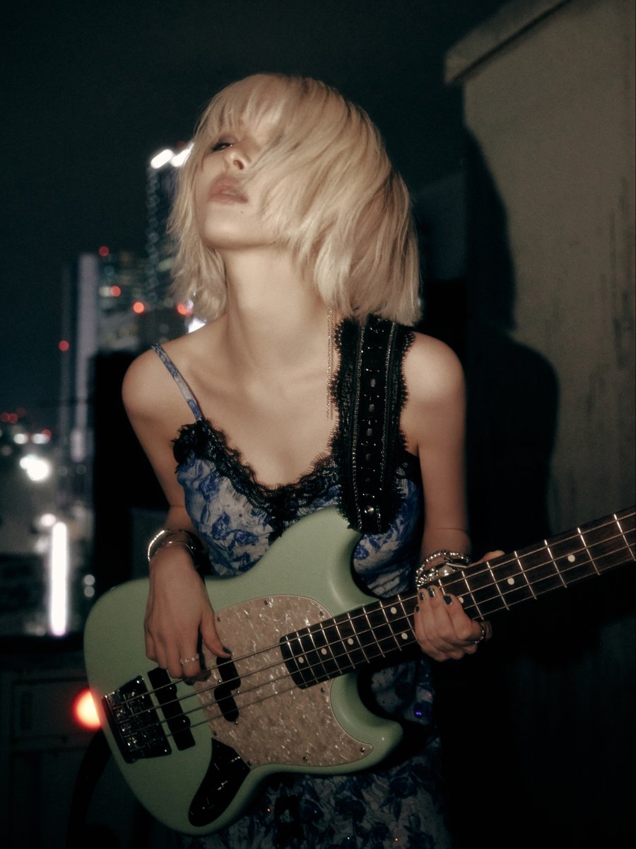 TofuPopRadio's tweet photo. คัมแบ็ค #SUNMI 🎸🔥ให้ ‘BLUE!’ เป็นเสียงสะท้อน และสีตัวแทนของทั้งความสดใส และความหดหู่ กับซิงเกิ้ลใหม่และลุคสุดเปรี้ยวที่คิดถึง

Blue!" เป็นคำที่มีความหมายซับซ้อน หมายถึงได้ทั้งความหดหู่ ความเศร้า และในเวลาเดียวกันก็หมายถึงความสดใสของวัยเยาว์ เพลงนี้ถ่ายทอดความเปล่งประกายอันงดงาม แต่แฝงไปด้วยความหวาดหวั่น และความไม่แน่นอนของวัยเยาว์

ศิลปินสาวร้องเพลงโดยถ่ายทอดความรู้สึกที่แท้จริงของเธอในช่วงเวลานั้นออกมา เพลงนี้จึงแสดงแก่นแท้ของเพลง 'Sunmi Pop' ออกมาผ่านการแสดงออกทางประสาทสัมผัสที่กล้าหาญแต่มีเอกลักษณ์

เธอที่มีส่วนร่วมกับการเขียนเพลงเช่นเคย ยังได้เพิ่มสัมผัสอันแสนชวนฝัน และบางเบาตามเสียงดนตรี สะท้อนถึงเสียงสะท้อนภายในที่ไม่มั่นคงได้อย่างชัดเจนยิ่งขึ้น ความรู้สึกสิ้นหวังและความหวั่นไหวในวัยเด็ก ผสานกับอิสรภาพและความหวังที่ผุดขึ้นมาในนั้น สะท้อนถึงความสดใสและความไม่สมบูรณ์แบบของวัยเยาว์ได้อย่างละเอียดอ่อน เช่นเดียวสีสัน 'BLUE'

#TofuPOPRadio #TeroRadio