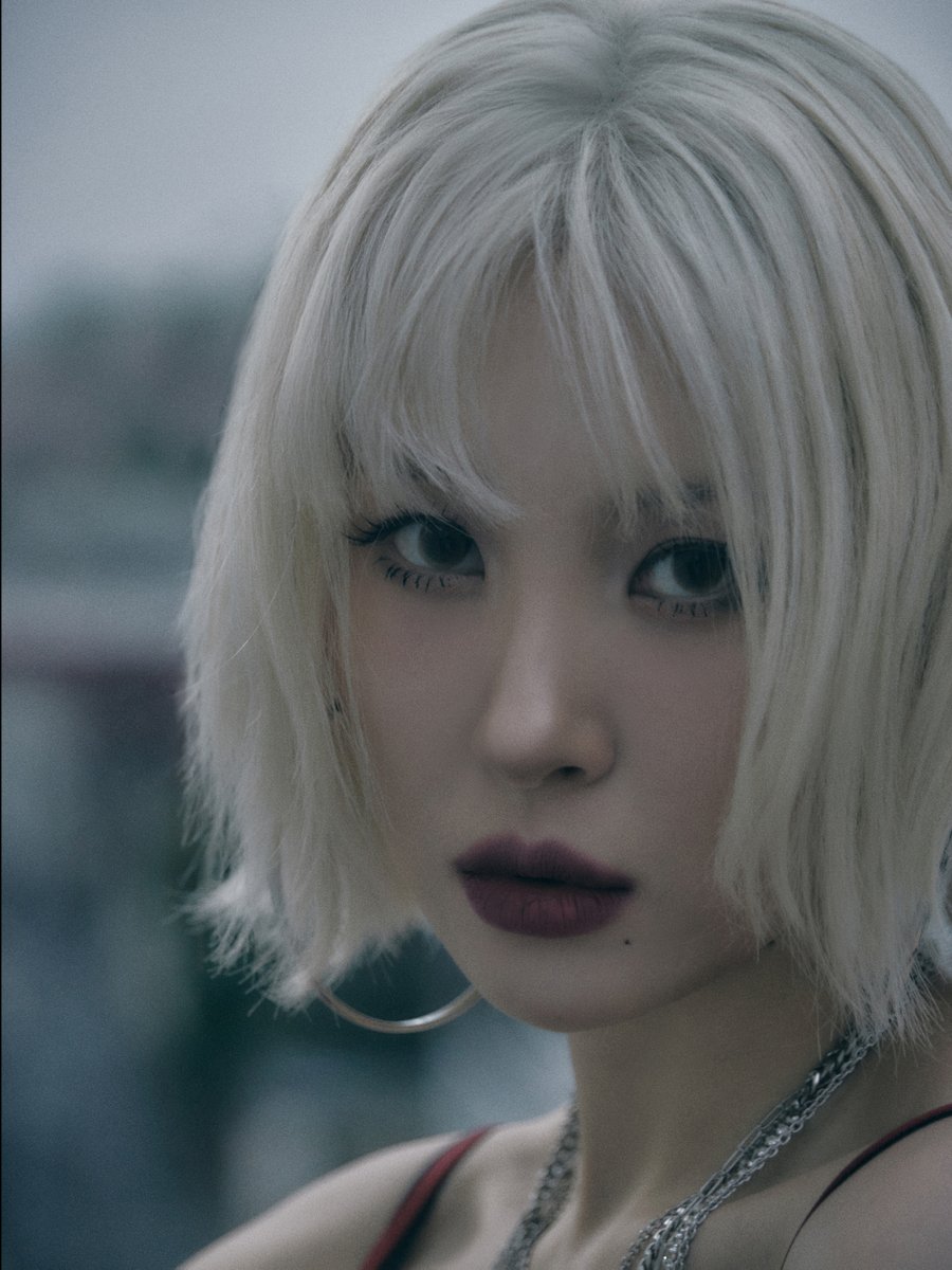 TofuPopRadio's tweet photo. คัมแบ็ค #SUNMI 🎸🔥ให้ ‘BLUE!’ เป็นเสียงสะท้อน และสีตัวแทนของทั้งความสดใส และความหดหู่ กับซิงเกิ้ลใหม่และลุคสุดเปรี้ยวที่คิดถึง

Blue!" เป็นคำที่มีความหมายซับซ้อน หมายถึงได้ทั้งความหดหู่ ความเศร้า และในเวลาเดียวกันก็หมายถึงความสดใสของวัยเยาว์ เพลงนี้ถ่ายทอดความเปล่งประกายอันงดงาม แต่แฝงไปด้วยความหวาดหวั่น และความไม่แน่นอนของวัยเยาว์

ศิลปินสาวร้องเพลงโดยถ่ายทอดความรู้สึกที่แท้จริงของเธอในช่วงเวลานั้นออกมา เพลงนี้จึงแสดงแก่นแท้ของเพลง 'Sunmi Pop' ออกมาผ่านการแสดงออกทางประสาทสัมผัสที่กล้าหาญแต่มีเอกลักษณ์

เธอที่มีส่วนร่วมกับการเขียนเพลงเช่นเคย ยังได้เพิ่มสัมผัสอันแสนชวนฝัน และบางเบาตามเสียงดนตรี สะท้อนถึงเสียงสะท้อนภายในที่ไม่มั่นคงได้อย่างชัดเจนยิ่งขึ้น ความรู้สึกสิ้นหวังและความหวั่นไหวในวัยเด็ก ผสานกับอิสรภาพและความหวังที่ผุดขึ้นมาในนั้น สะท้อนถึงความสดใสและความไม่สมบูรณ์แบบของวัยเยาว์ได้อย่างละเอียดอ่อน เช่นเดียวสีสัน 'BLUE'

#TofuPOPRadio #TeroRadio