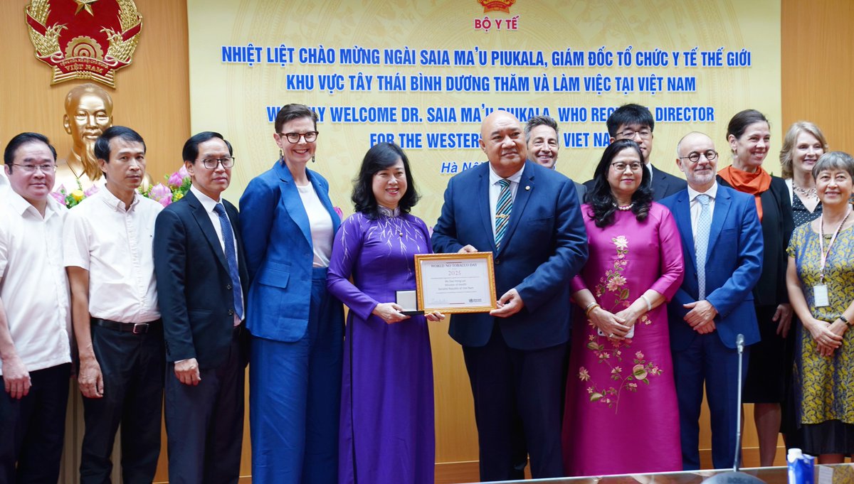 RD_WPRO's tweet photo. Earlier this year, WHO Director-General @DrTedros  honoured Health Minister Madame Dao Hong Lan with the prestigious World No Tobacco Day Award for her outstanding contribution to tobacco control.
During my official visit as Regional Director @WHOWPRO, I was proud to personally hand over the well-deserved award and recognize the Minister’s leadership 🇻🇳
Viet Nam’s ban on #ecigarettes and new #tobacco products is an important step to protect the population, especially the youth.
Viet Nam’s decisive leadership in banning #vapes is an inspiration for all @WHO Member States in the Western Pacific.