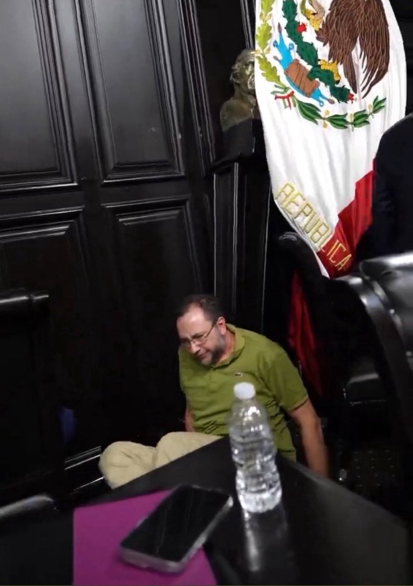 ¿Pero que chingados tenía que andar haciendo subiéndose a defender a Noroña ? Ni Senador es …