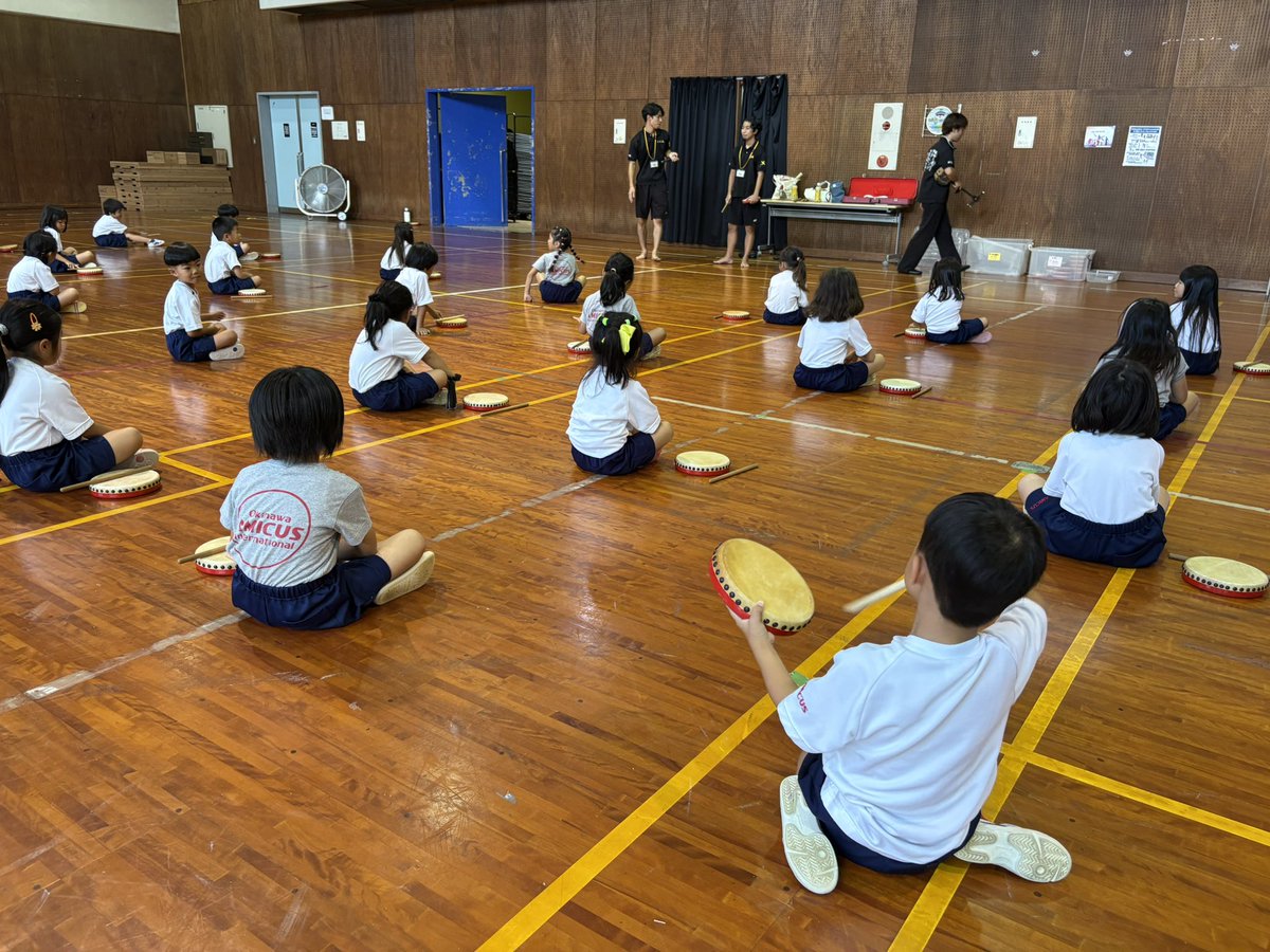 AmicusOkinawa's tweet photo. 【アミークス幼稚園】
8/28保育の様子
K2はスポーツデイに向けてエイサーに練習に励みました。また、今日は8月のお誕生日会をし、誕生月の子供たちがバースデーケーキを作りました。
#沖縄 #うるま市 #沖縄アミークス #英語教育 #英語イマージョン教育 #琉球風車 https://t.co/yVtLyECEry
