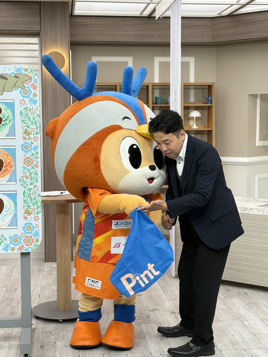 昨日は
#ヴィヴィくん #Pint ジャック
の１日📺✨

『天気もお料理もチャレンジしたい！』
とのことで…実現しました🫶

🙌Pintポーズ
🍖ONIKUエプロン披露
🍽️取り分けられるのを待つ
☝️指文字で作戦会議
の4枚です📸

31日はピースタで藤枝戦⚽️！
応援しましょう🔥
v-varen.com
