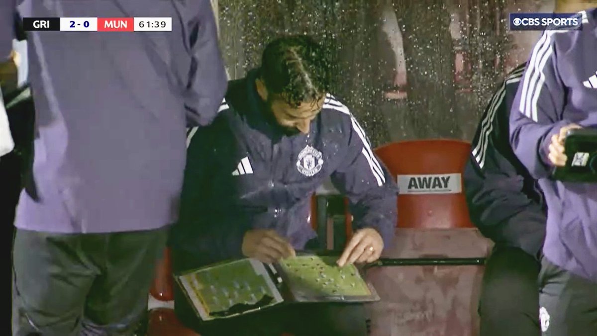 _BeFootball's tweet image. Ruben Amorim 🇵🇹 se fait tailler pour cette photo en Angleterre 🥶🥶

Il était en plein décryptage tactique face à une D4… en étant mené 2-0. 😭😭