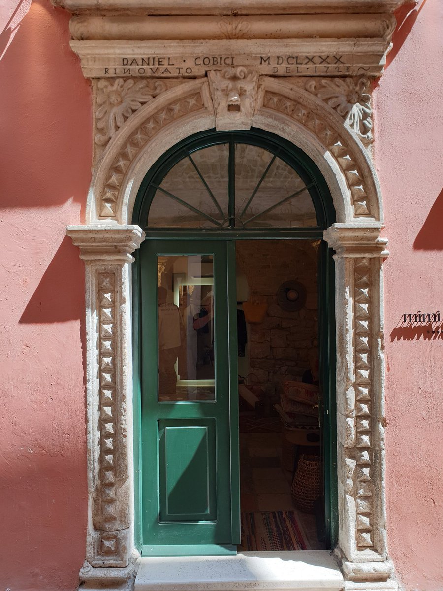 With pink blush, I recommend malachite, every time 😉. Foliate spandrels and and an old fella looking down from the keystone.
Corfu Old Town. 
#AdoorableThursday #Corfu