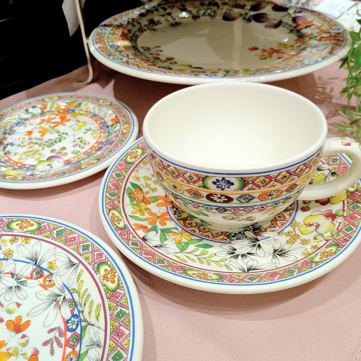 東洋風の織物にヒントを得た幾何学模様と
色彩豊かな花のコラボレーション ⚘⠜

華やかなテーブルウェアで
いつもの食卓に、彩りと幸せをプラス｡⁠:ﾟ⭑⁠:⁠｡

ジアン / バガテル