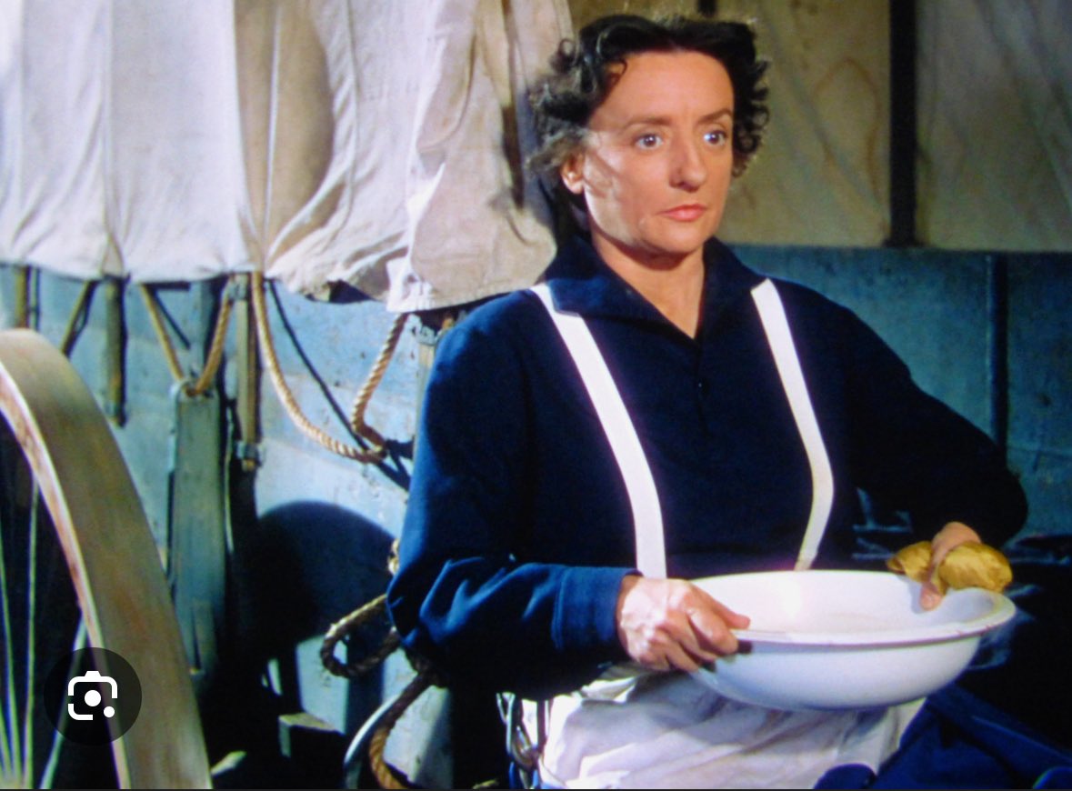 mfc1973_'s tweet photo. @fordianos Me quedaría también con Mildred Natwick, la inolvidable viuda Attilane, en su papel de la Legión Invencible. Cuando entre ella y el doctor salvan a un soldado herido en una carreta. https://t.co/tzPy0aJ1y8